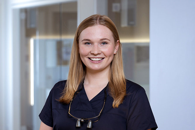 Zahnärztin in Assistenzzeit, angestellt Antonia Gerhardy