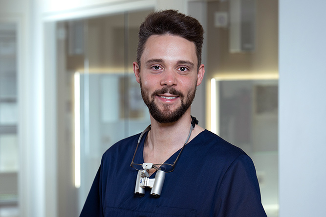 Zahnarzt, angestellt Dr. Tobias Zoller
