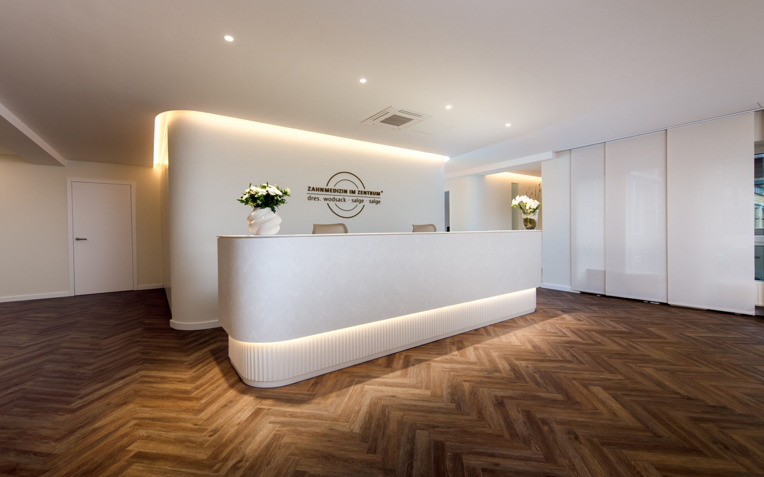 Eleganter, lichtdurchfluteter Bereich der Praxis am Ratsbauhof Hildesheim